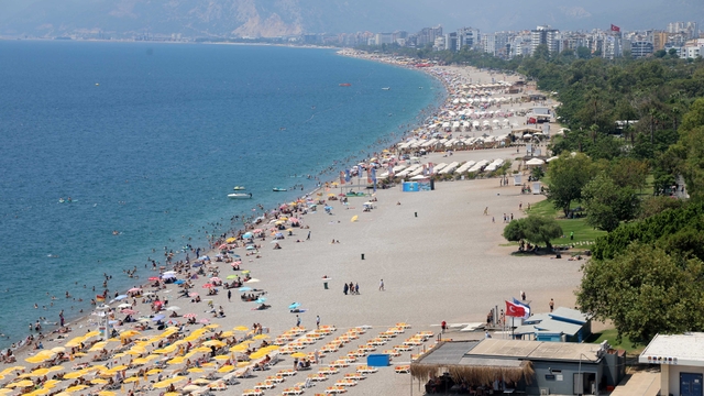 Konyaaltı Sahili'nde hafta sonu yoğunluğu
