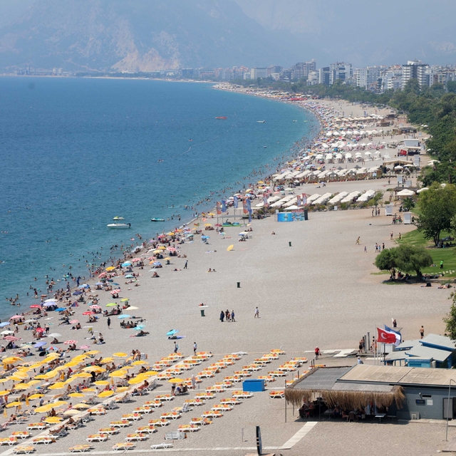 Konyaaltı Sahili'nde hafta sonu yoğunluğu