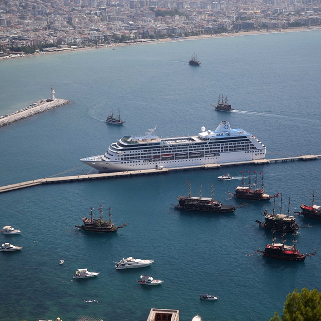 ABD'li turistler, kruvaziyerle Alanya'ya geldi