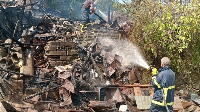 Ayancık'ta kullanılmayan ahşap ev yandı