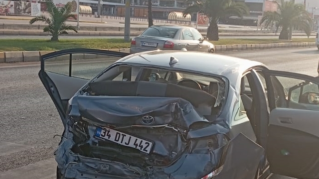 Balıkesir'de tırın otomobile çarpması sonucu 1 kişi yaralandı