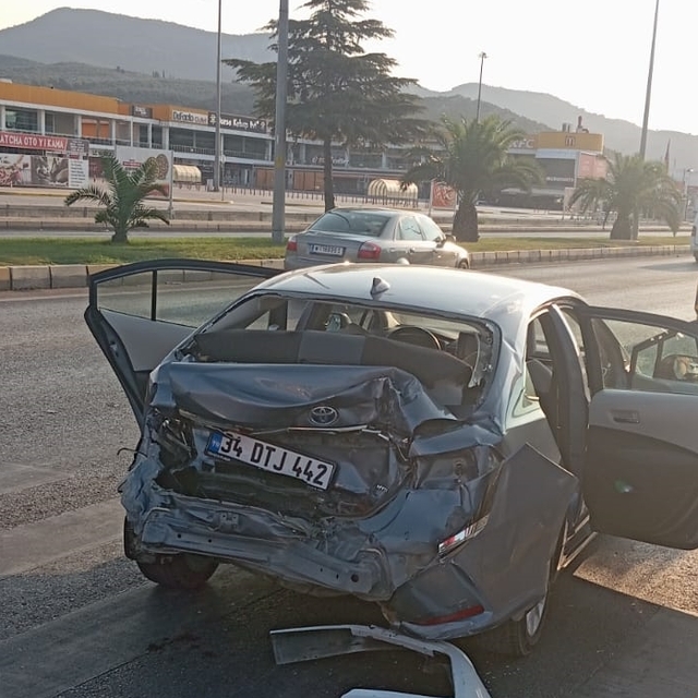 Balıkesir'de tırın otomobile çarpması sonucu 1 kişi yaralandı