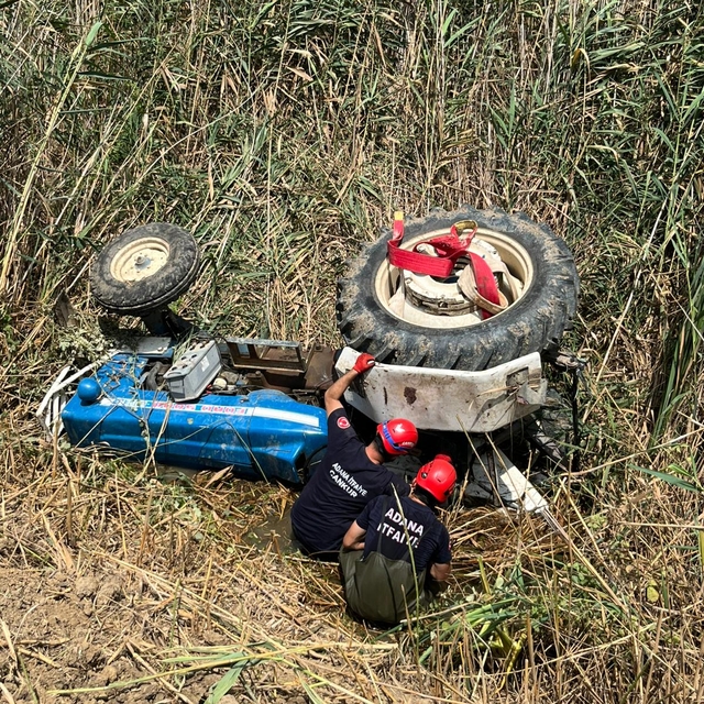 Adana'da devrilen traktörün altında kalan sürücü yaralandı