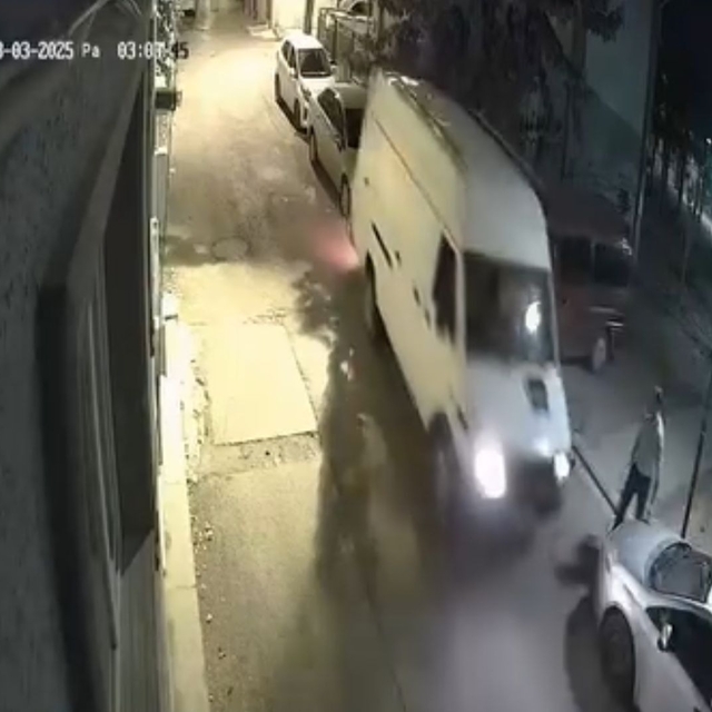 Minibüsüyle geri manevra yaparken, 2 otomobile çarpıp kaçtı; o anlar kamera...