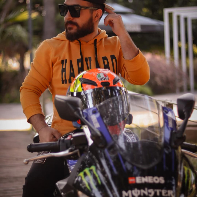 Ön tekerini kaldırarak kullandığı motosikletiyle yaptığı kazada öldü