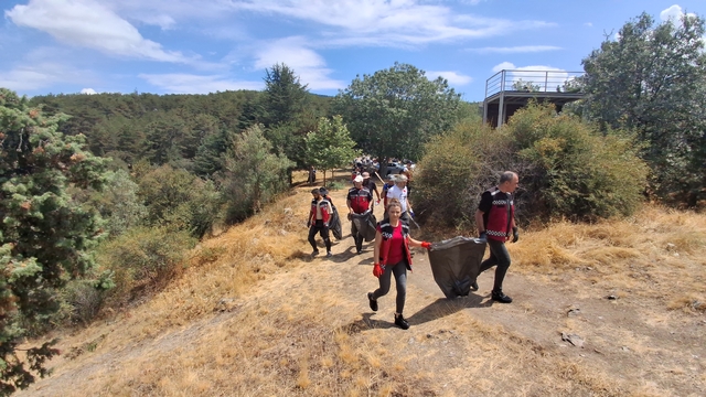 Beypazarı'da motosiklet kulüplerinin üyeleri çevre temizliği yaptı
