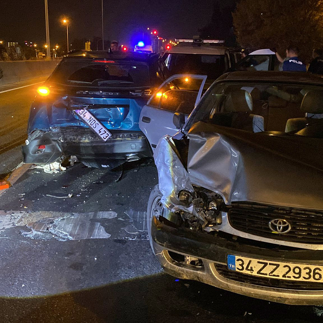 Polisten kaçıp kaza yapan otomobilde 9 kaçak göçmen ve 2 organizatör yakala...