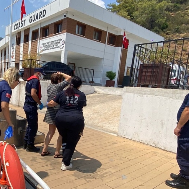 Fethiye açıklarında gezi teknesinde yaralanan kişiye tıbbi tahliye