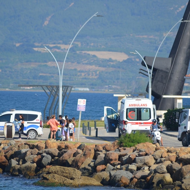 Çanakkale'de iskeleden düşen genç boğulma tehlikesi geçirdi