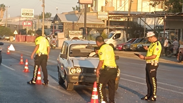 Mersin'de otomobille çarpışan motosikletteki 2 kişi yaralandı