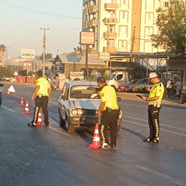 Mersin'de otomobille çarpışan motosikletteki 2 kişi yaralandı