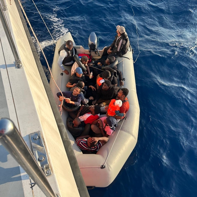 İzmir açıklarında 18 düzensiz göçmen kurtarıldı, 16 düzensiz göçmen yakalan...