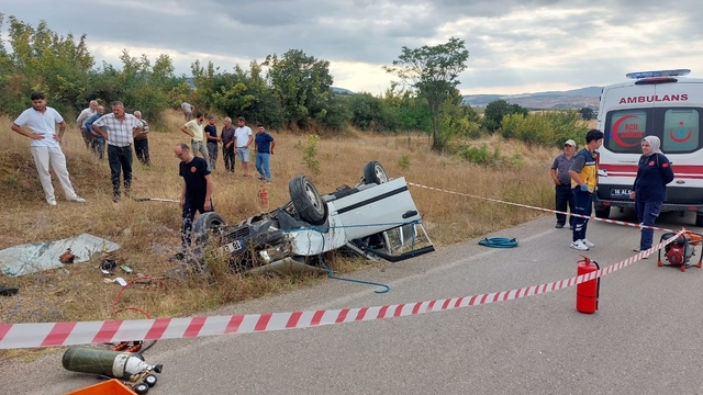 Takla atan otomobilin sürücüsü öldü, kaza yerine gelen yakınları araçta hafif yaralanan kişiye saldırdı