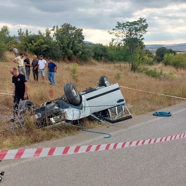 Takla atan otomobilin sürücüsü öldü, kaza yerine gelen yakınları araçta haf...