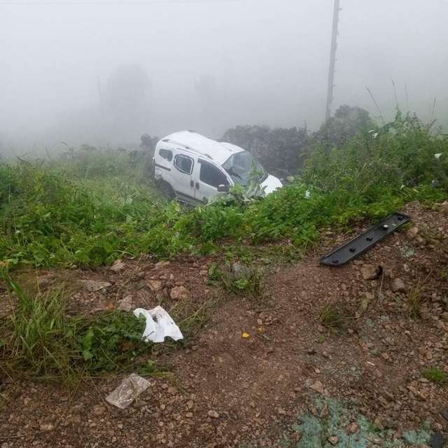 Gümüşhane'de köprülü kavşaktan düşen hafif ticari araçtaki 5 kişi yaralandı