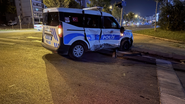 Kahramanmaraş'ta polis aracı ile otomobilin çarpıştığı kazada 2'si polis 5 kişi yaralandı