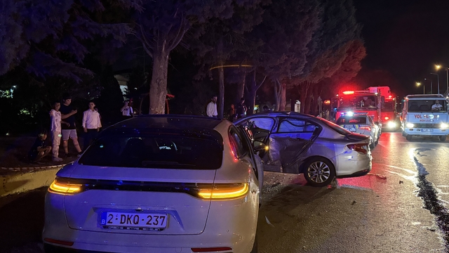 Kocaeli'de çarpışan iki otomobildeki 4 kişi yaralandı
