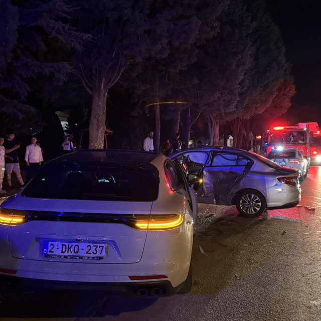 Kocaeli'de çarpışan iki otomobildeki 4 kişi yaralandı