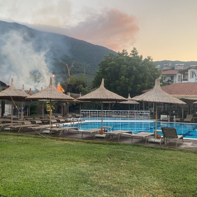 Otelin, bahçesindeki bar bölümünde çıkan yangın söndürüldü