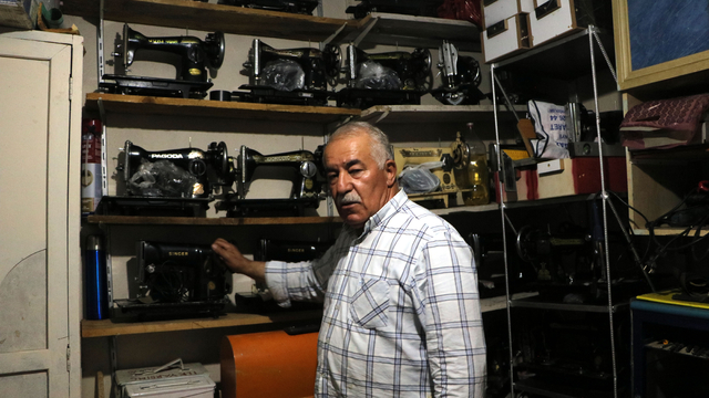 Hurdadan topladığı asırlık makineleri tamir edip çalışır hale getiriyor