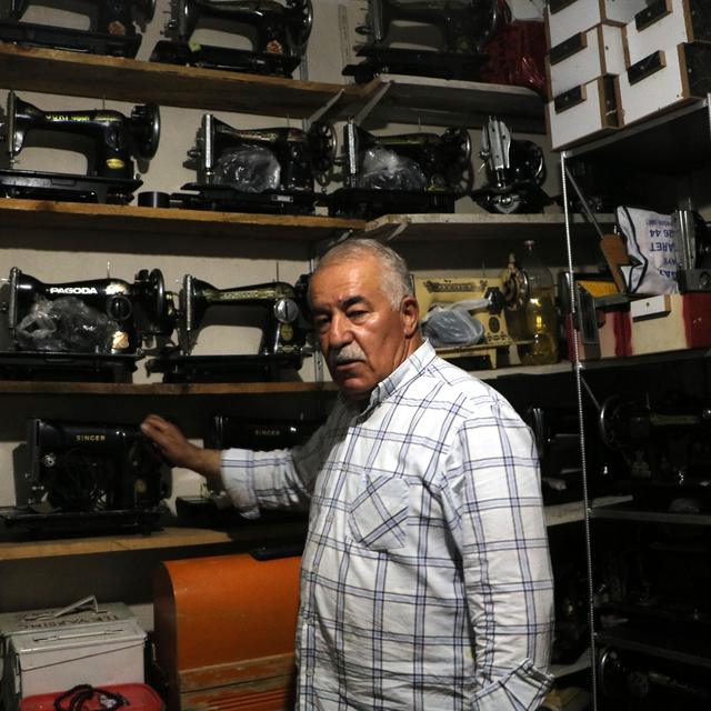 Hurdadan topladığı asırlık makineleri tamir edip çalışır hale getiriyor