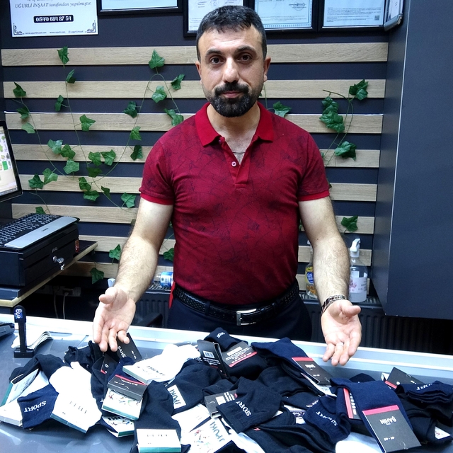Erzurumlu manav, iş yerine 2 poşet dolusu çorap bırakan kadını arıyor