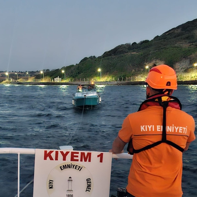 Çanakkale Boğazı'nda sürüklenen tekne kurtarıldı