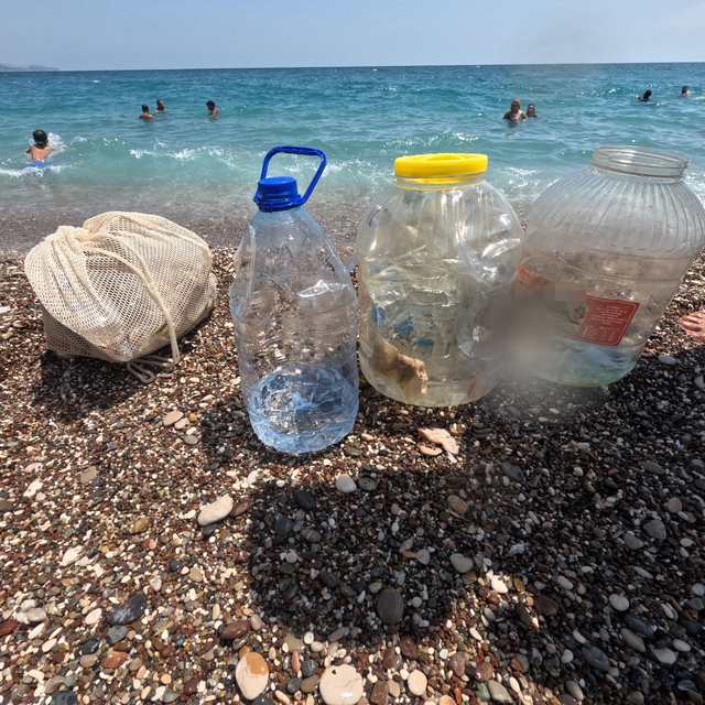 Balık tutarken denizi kirletiyorlar