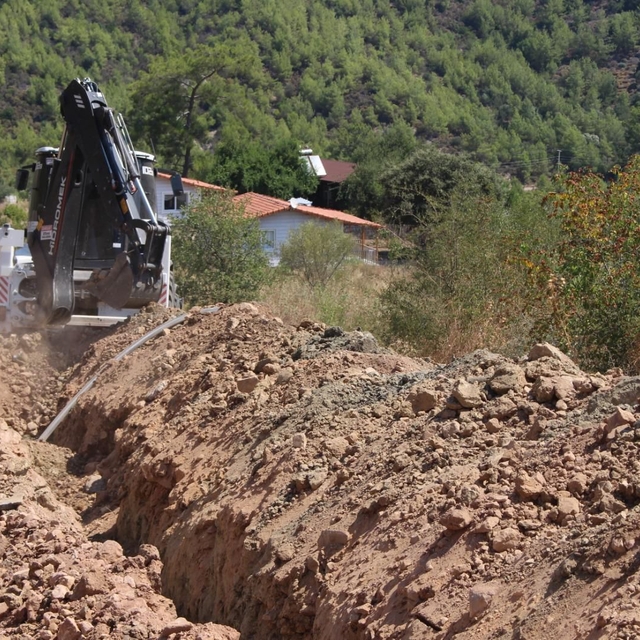 Kumluca ilçesinde yeni açılan yola içme suyu hattı döşendi