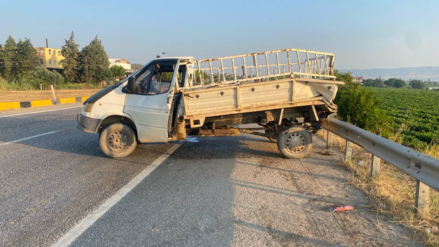 Alaşehir'de tır ile kamyonetin çarpıştığı kazada 2 kişi yaralandı