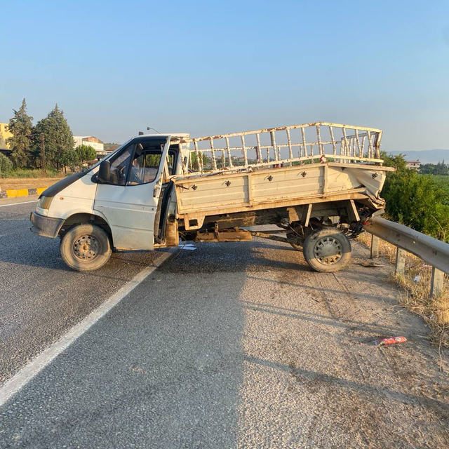 Alaşehir'de tır ile kamyonetin çarpıştığı kazada 2 kişi yaralandı