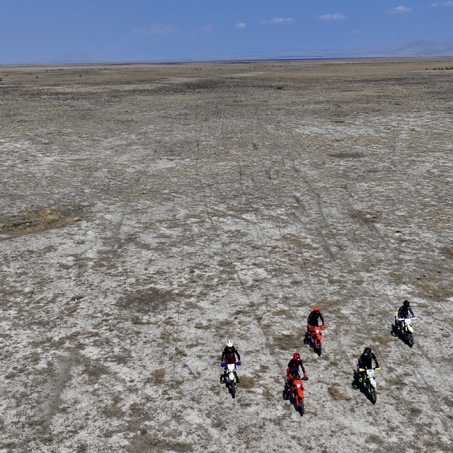 Kuruyan Akşehir Gölü'nden motosikletlerle geçtiler