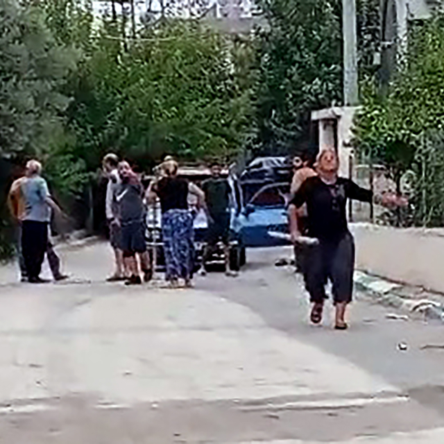 Bahçeye kaçan topu aldı; komşusunun akrabaları tarafından darbedildi