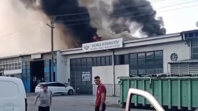 Oto tamirhanesinde çıkan yangın söndürüldü