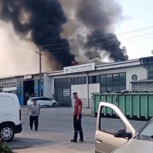 Oto tamirhanesinde çıkan yangın söndürüldü