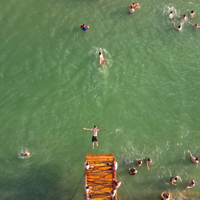 Bayburt'ta nehir kıyısında çevre düzenlemesi yapılan doğal plaj, serinlemek...