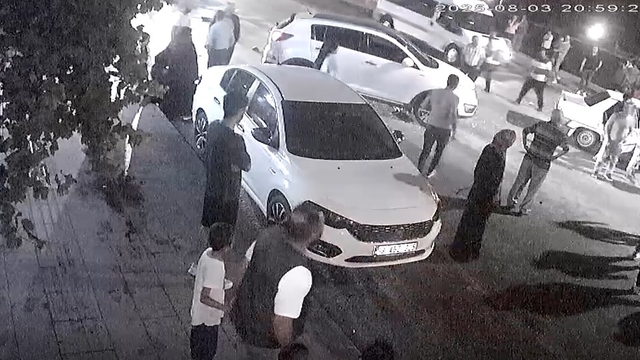 Otomobil, yayaya yol vermek için duran araca arkadan çarptı; kaza kamerada