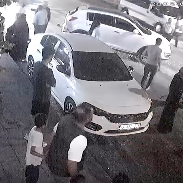 Otomobil, yayaya yol vermek için duran araca arkadan çarptı; kaza kamerada