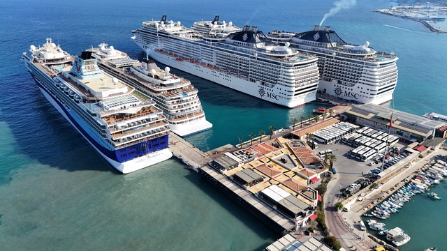 Kuşadası'na 5 kruvaziyerle 10 bin 916 turist geldi