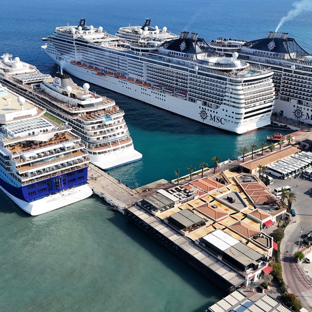 Kuşadası'na 5 kruvaziyerle 10 bin 916 turist geldi