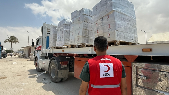 Türk Kızılay'ın Gazze'ye gıda malzemesi taşıyan 165 tırı Refah Sınır Kapısı'ndan geçmeye başladı