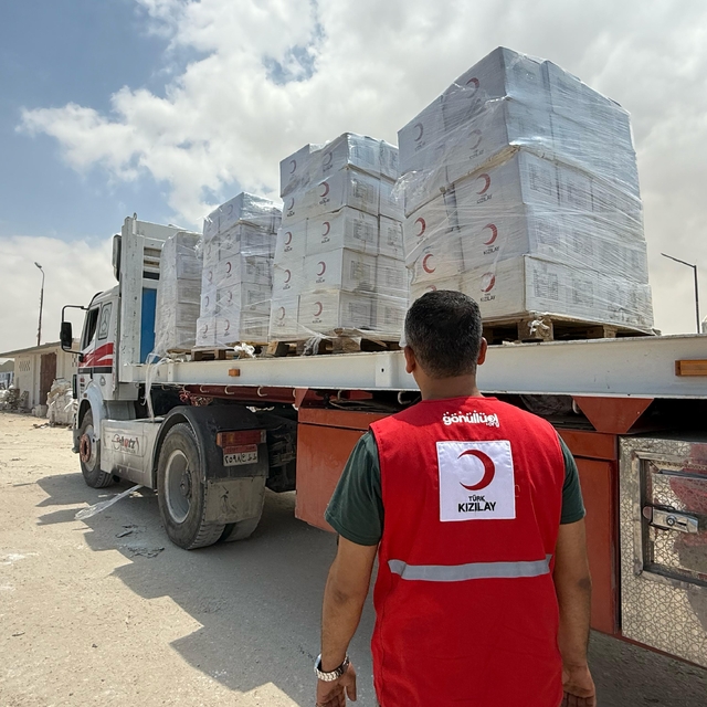 Türk Kızılay'ın Gazze'ye gıda malzemesi taşıyan 165 tırı Refah Sınır Kapısı...
