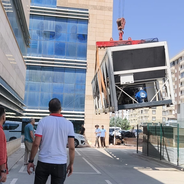 Siirt Eğitim ve Araştırma Hastanesi'nde arızalanan bazı klimalar onarılıyor...