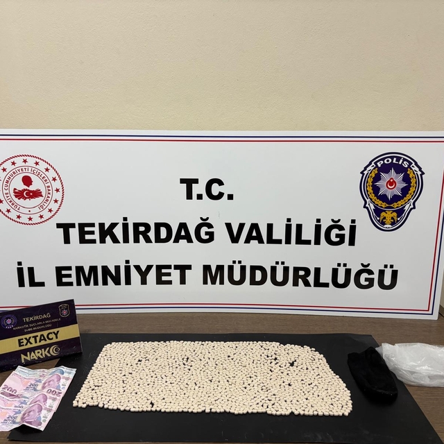 Tekirdağ'da 2 bin 474 sentetik ecza hapı ele geçirildi