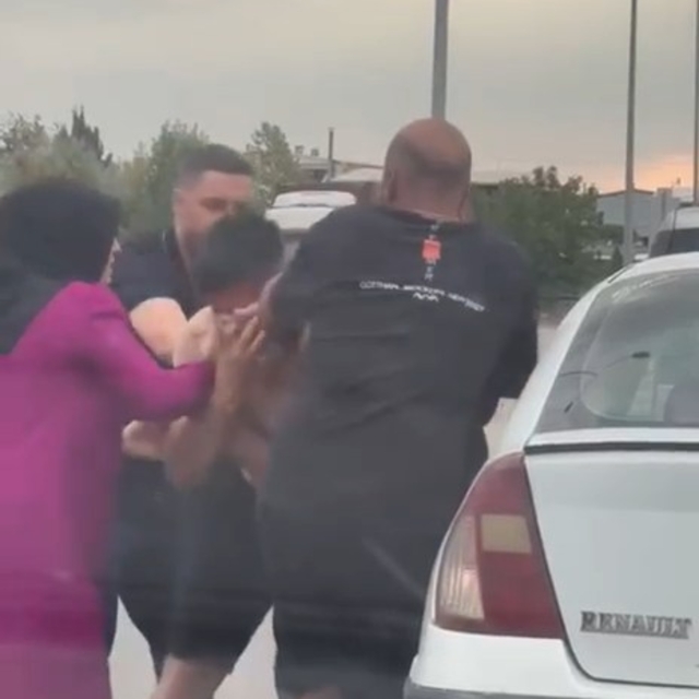 Trafikte tekmeli-yumruklu kavga kamerada