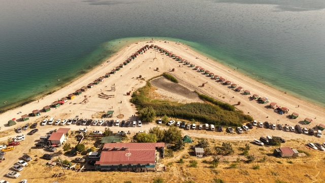 Sıcak havadan bunalanlar Van Gölü sahillerinde serinliyor
