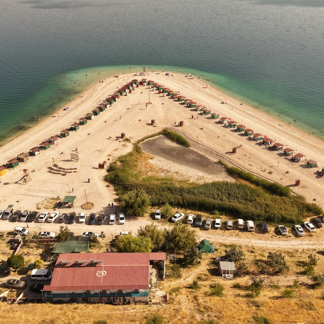Sıcak havadan bunalanlar Van Gölü sahillerinde serinliyor