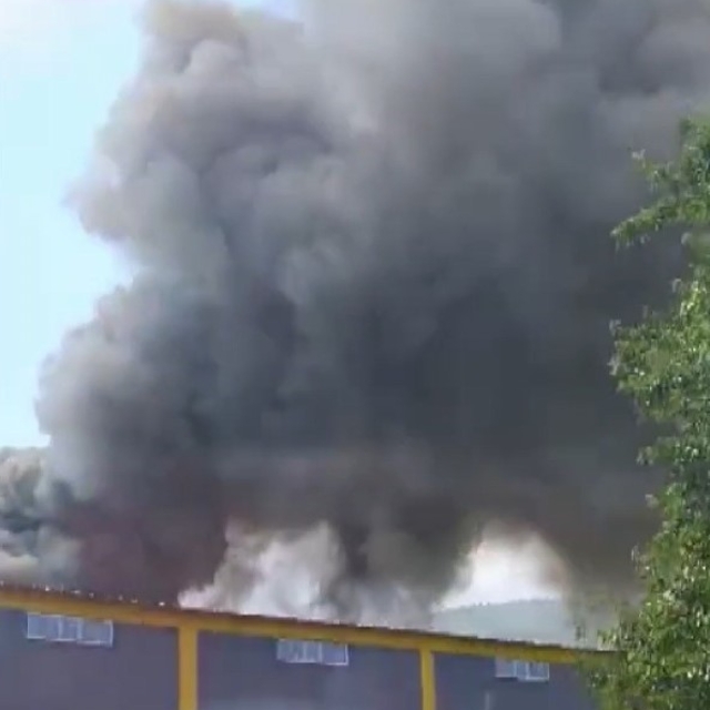 Mobilya imalathanesinin deposunda çıkan yangın söndürüldü; patlamalar kamer...