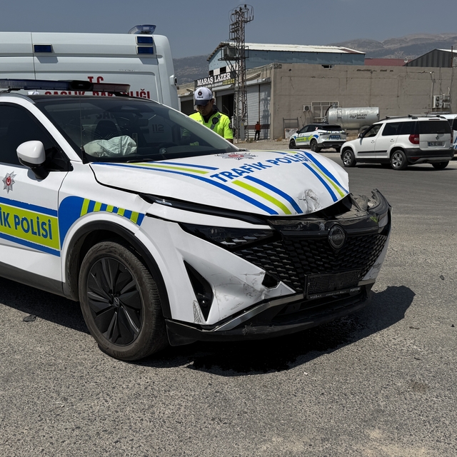 Kahramanmaraş'ta polis aracı ile hafif ticari aracın çarpıştığı kazada 3 ki...