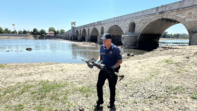 Meriç Nehri'nde sular çekildi, tarihi tüfek bulundu